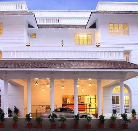 Hotel Luciya Palace Thrissur Esterno foto